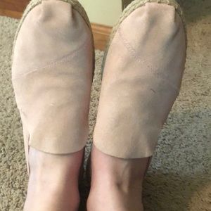 Pale pink size 9 suede Toms